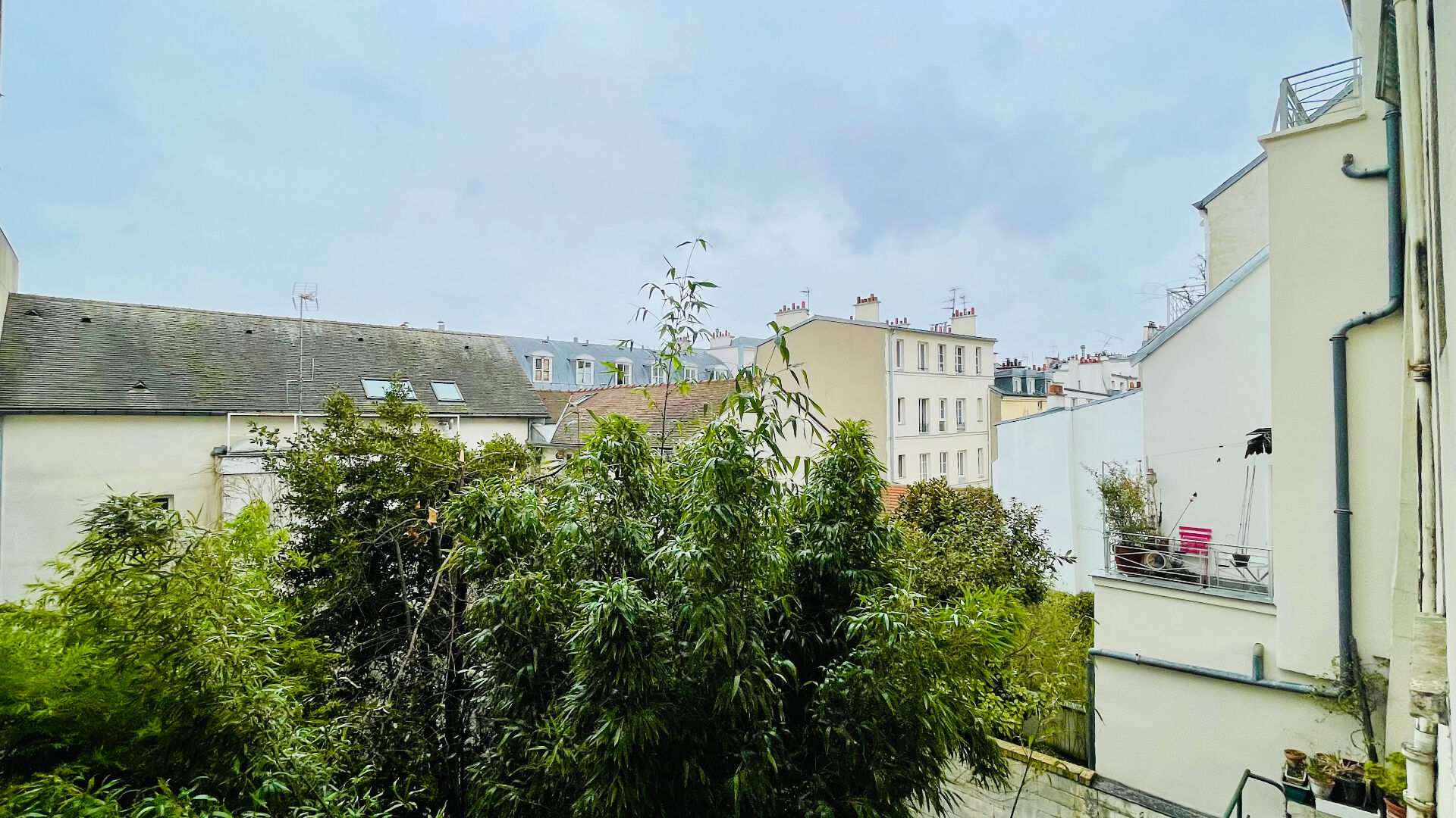 Montmartre, charmant studio donnant plein sud sur des jardins : le calme absolu ! 2