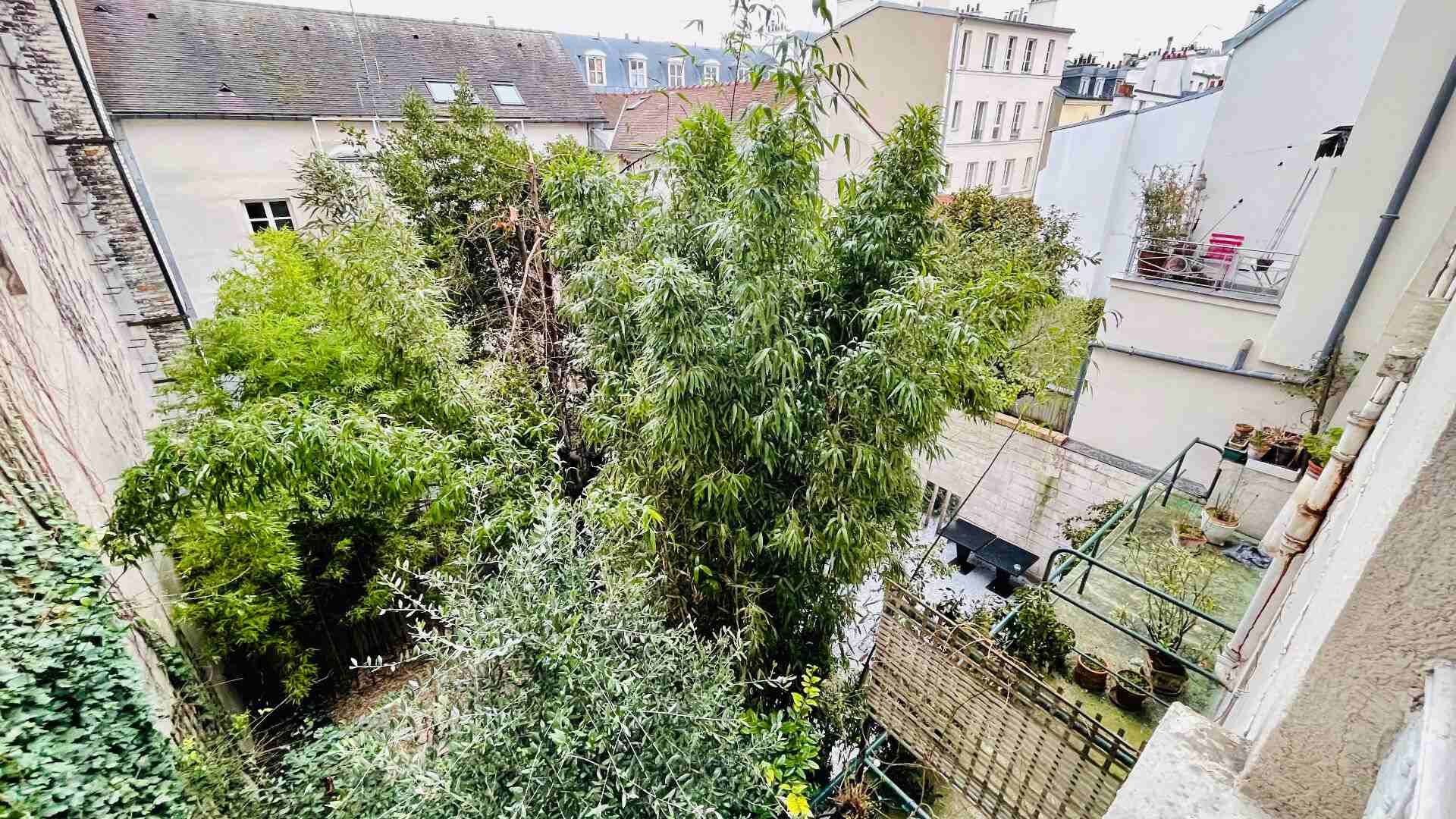 Montmartre, charmant studio donnant plein sud sur des jardins : le calme absolu ! 6