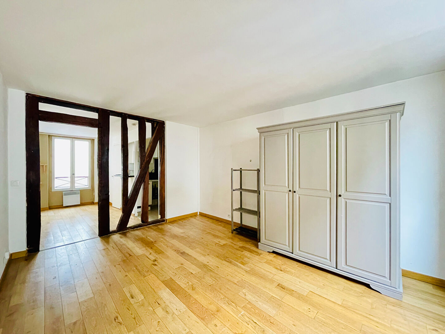 Montmartre : Charme et cachet sur la rue des Abbesses ! Excellent DPE D ! 1