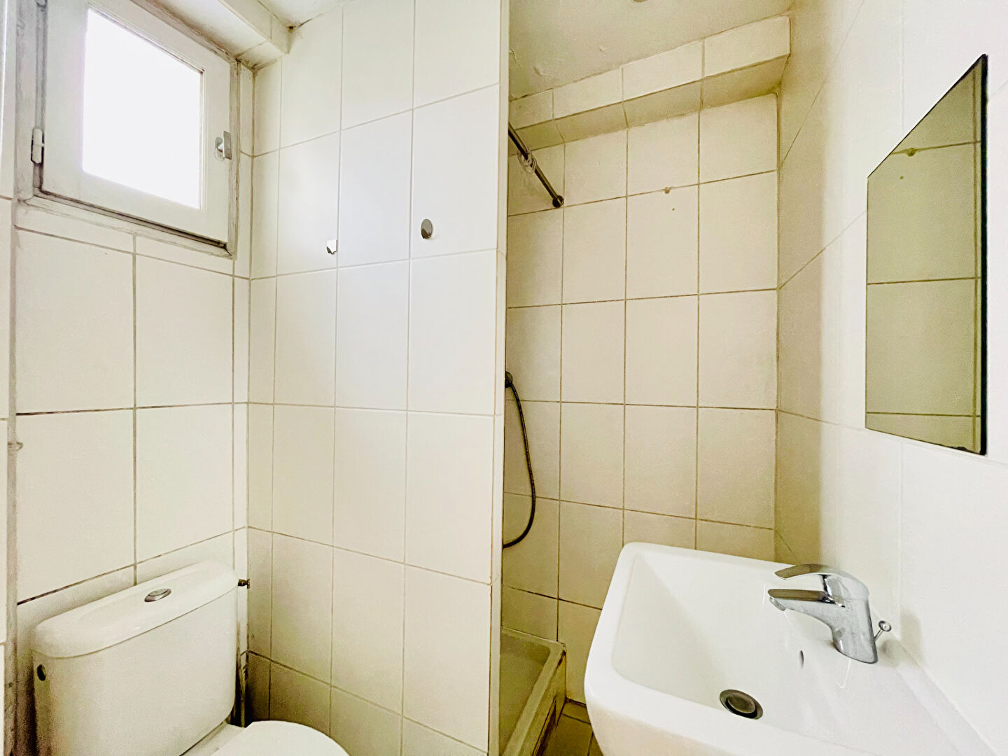 Montmartre : Charme et cachet sur la rue des Abbesses ! Excellent DPE D ! 10