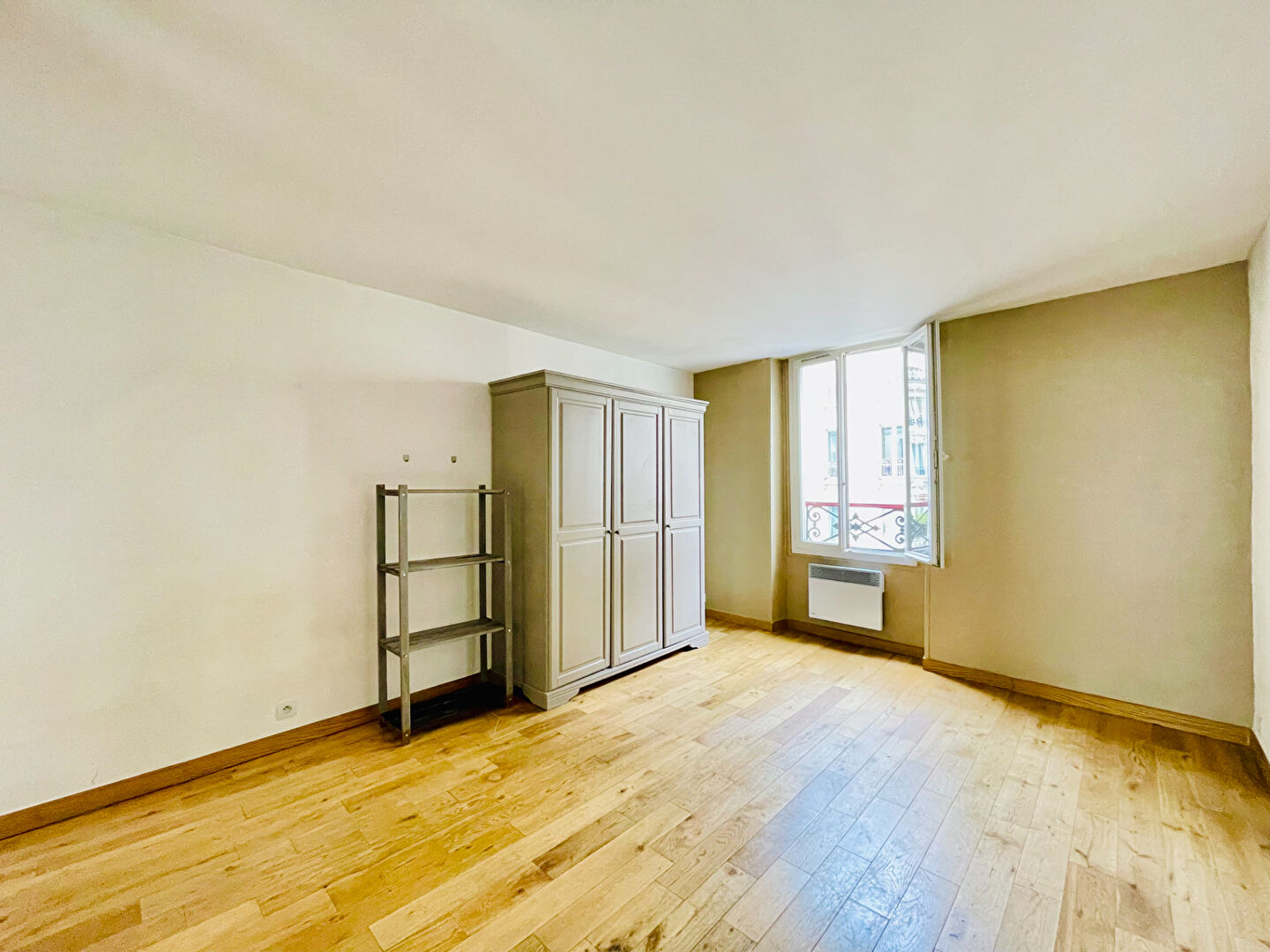 Montmartre : Charme et cachet sur la rue des Abbesses ! Excellent DPE D ! 5