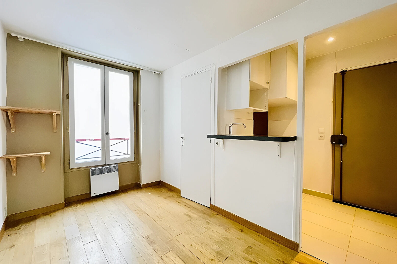 Montmartre : Charme et cachet sur la rue des Abbesses ! Excellent DPE D ! 6