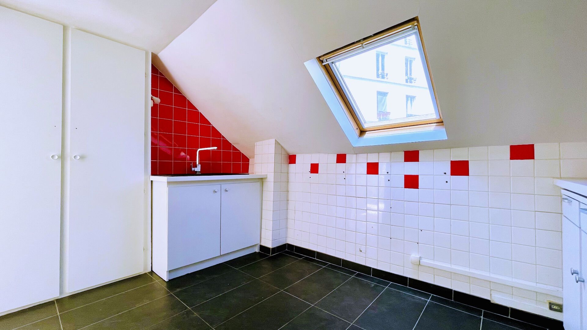 Appartement lumineux à Montmartre, Rue Ravignan, quartier des Abbesses, 3e et dernier étage, vis à vis ouvert ! 10
