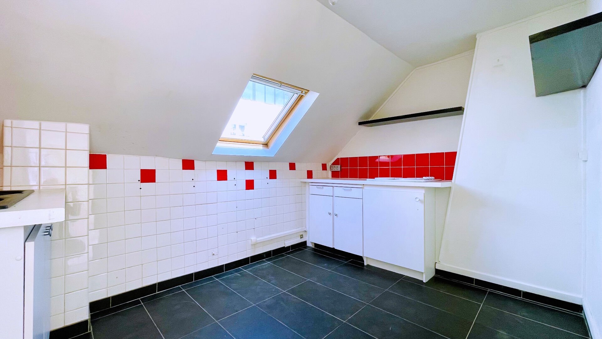Appartement lumineux à Montmartre, Rue Ravignan, quartier des Abbesses, 3e et dernier étage, vis à vis ouvert ! 11