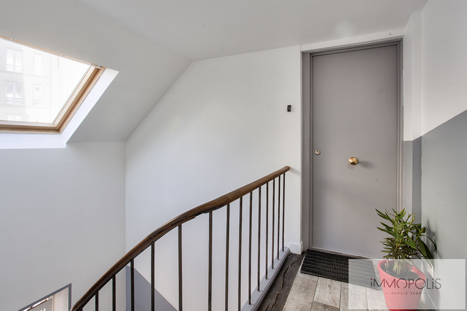 Appartement lumineux à Montmartre, Rue Ravignan, quartier des Abbesses, 3e et dernier étage, vis à vis ouvert ! 15