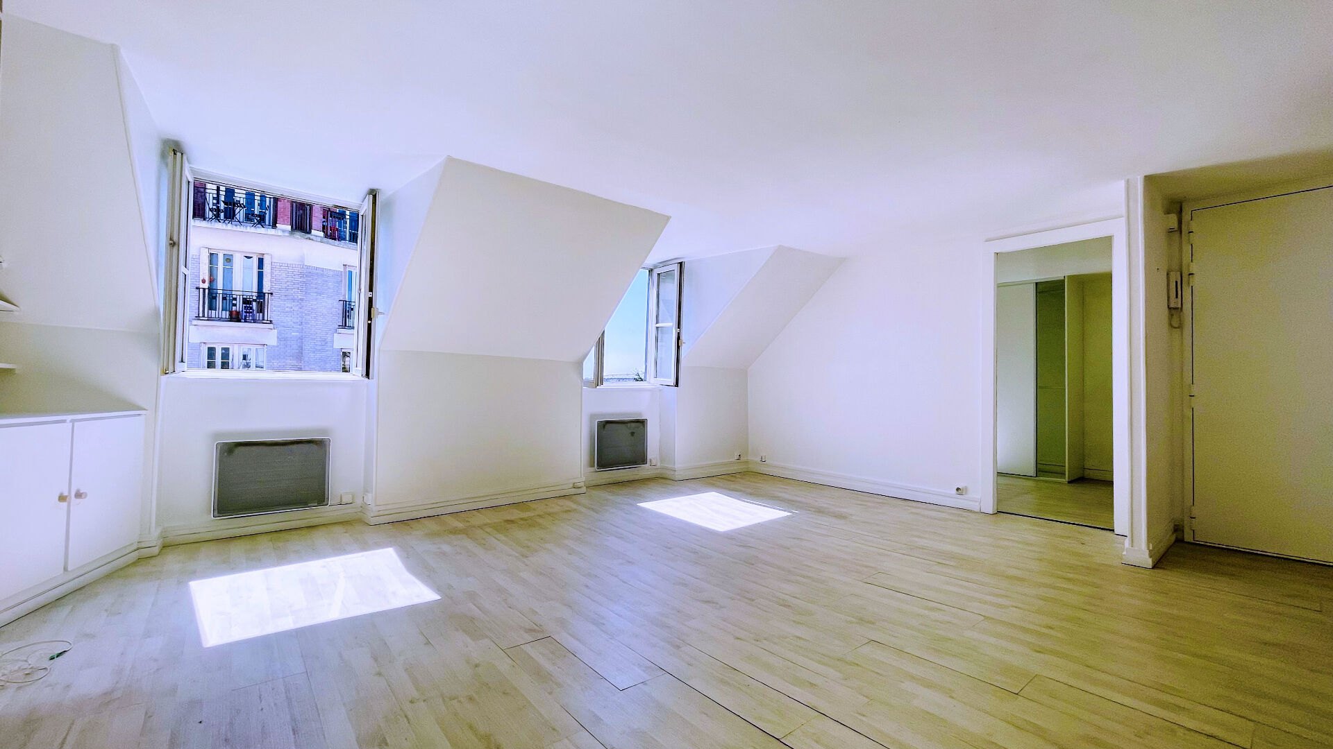 Appartement lumineux à Montmartre, Rue Ravignan, quartier des Abbesses, 3e et dernier étage, vis à vis ouvert ! 2