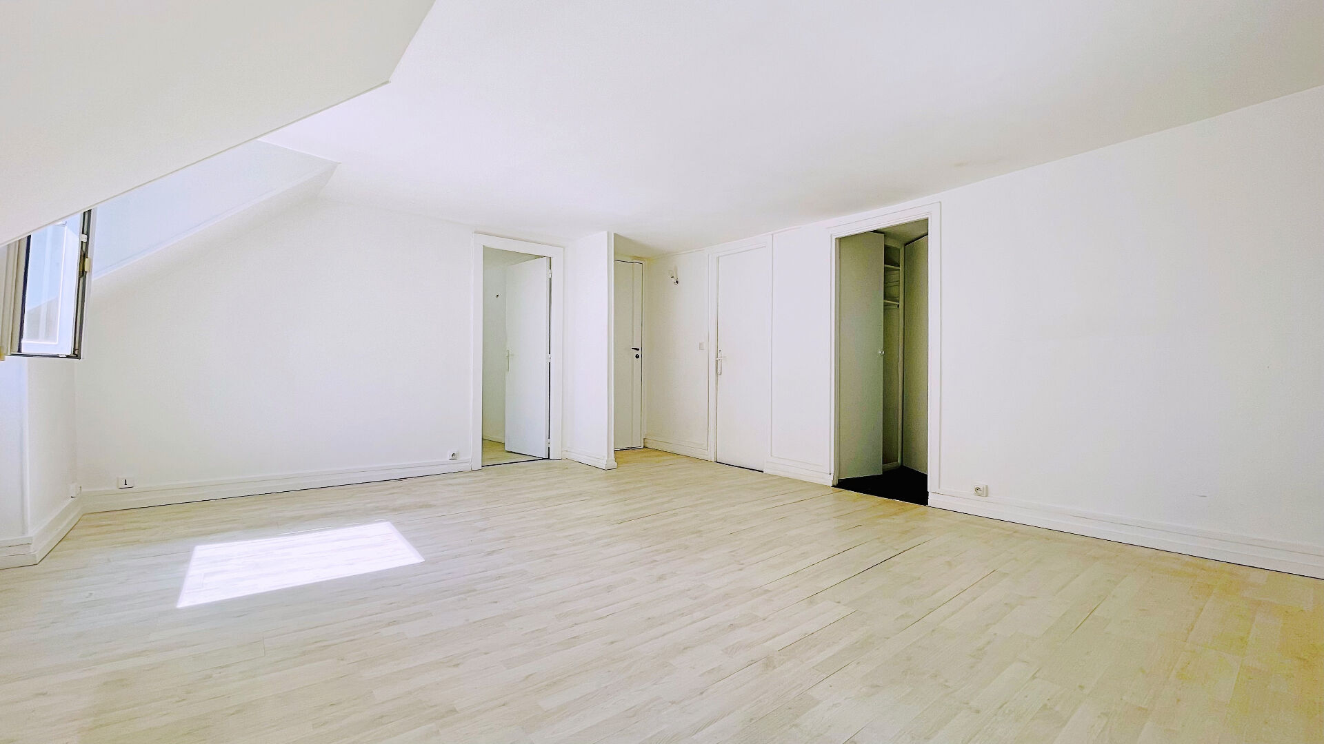 Appartement lumineux à Montmartre, Rue Ravignan, quartier des Abbesses, 3e et dernier étage, vis à vis ouvert ! 3
