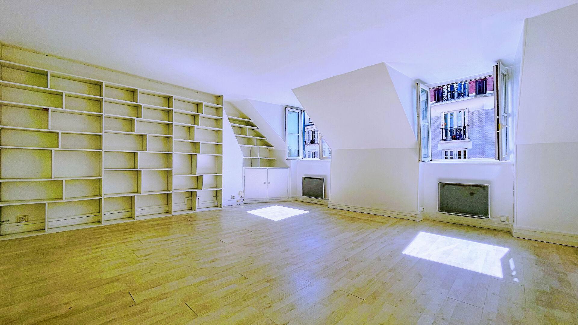 Appartement lumineux à Montmartre, Rue Ravignan, quartier des Abbesses, 3e et dernier étage, vis à vis ouvert ! 4