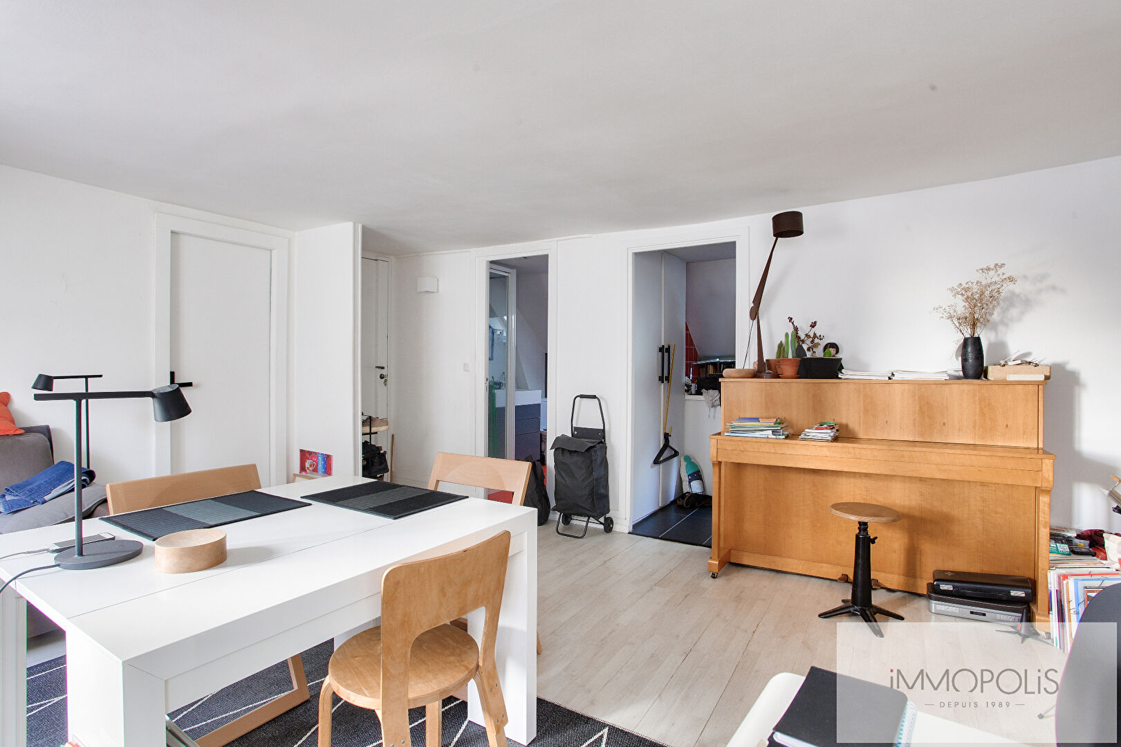 Appartement lumineux à Montmartre, Rue Ravignan, quartier des Abbesses, 3e et dernier étage, vis à vis ouvert ! 9