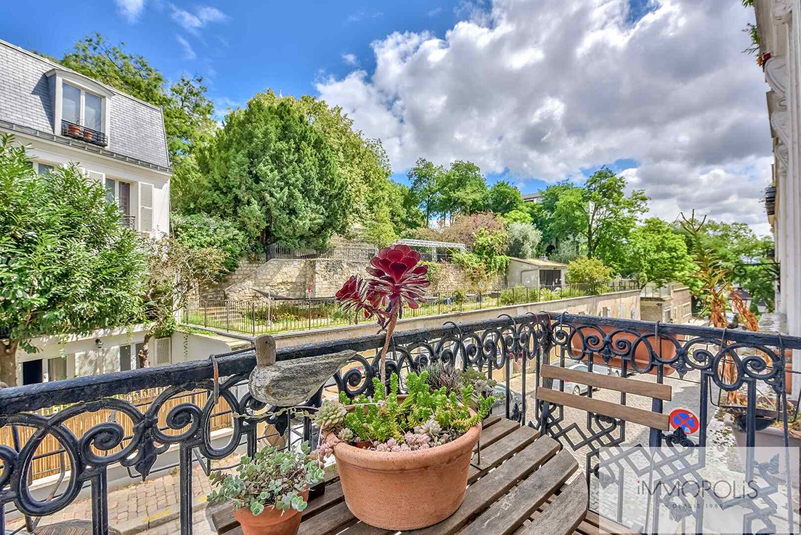 Appartement clair et calme avec balcon et vue sur les arènes de Montmartre ! 1