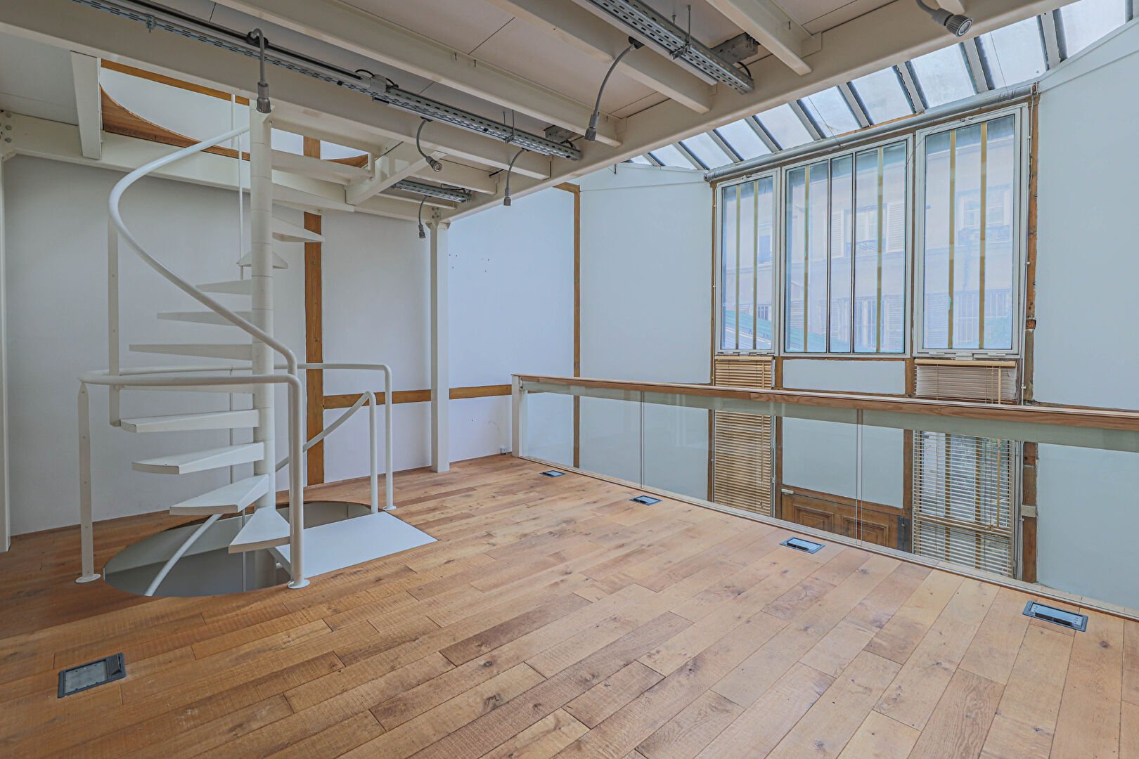 Atelier de sculpture plein de charme, avec verrières et grands volumes, au pied de Montmartre 2