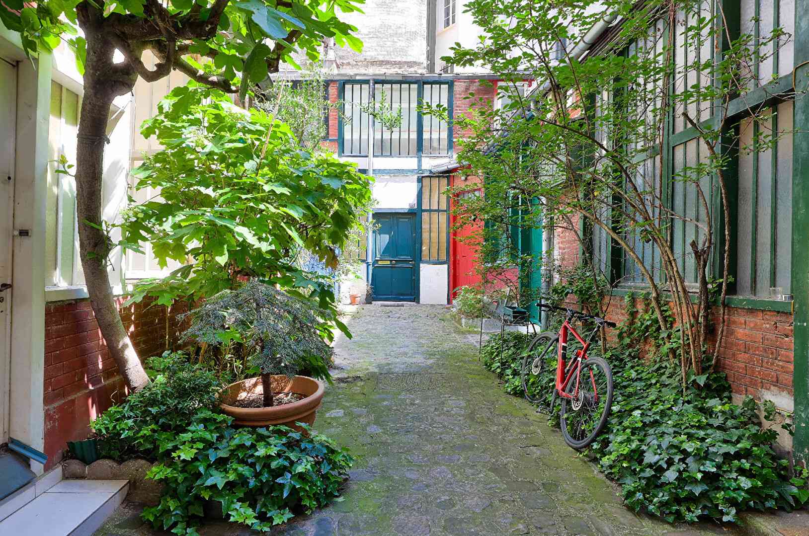 Atelier de sculpture plein de charme, avec verrières et grands volumes, au pied de Montmartre 3