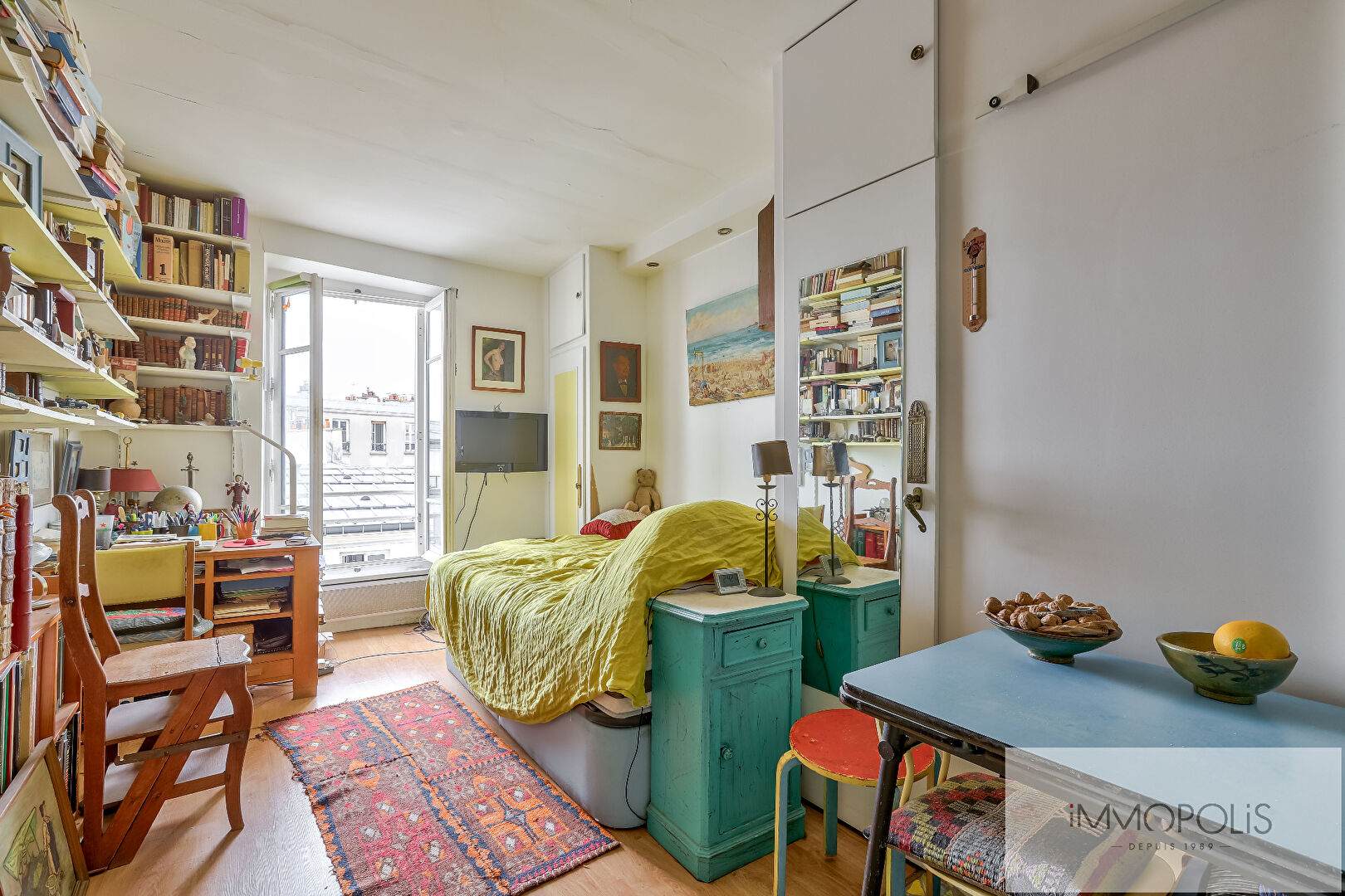 Rare : viager occupé, studio plein sud avec vue sur les toits de Paris, Rue Berthe, Montmartre ! 2