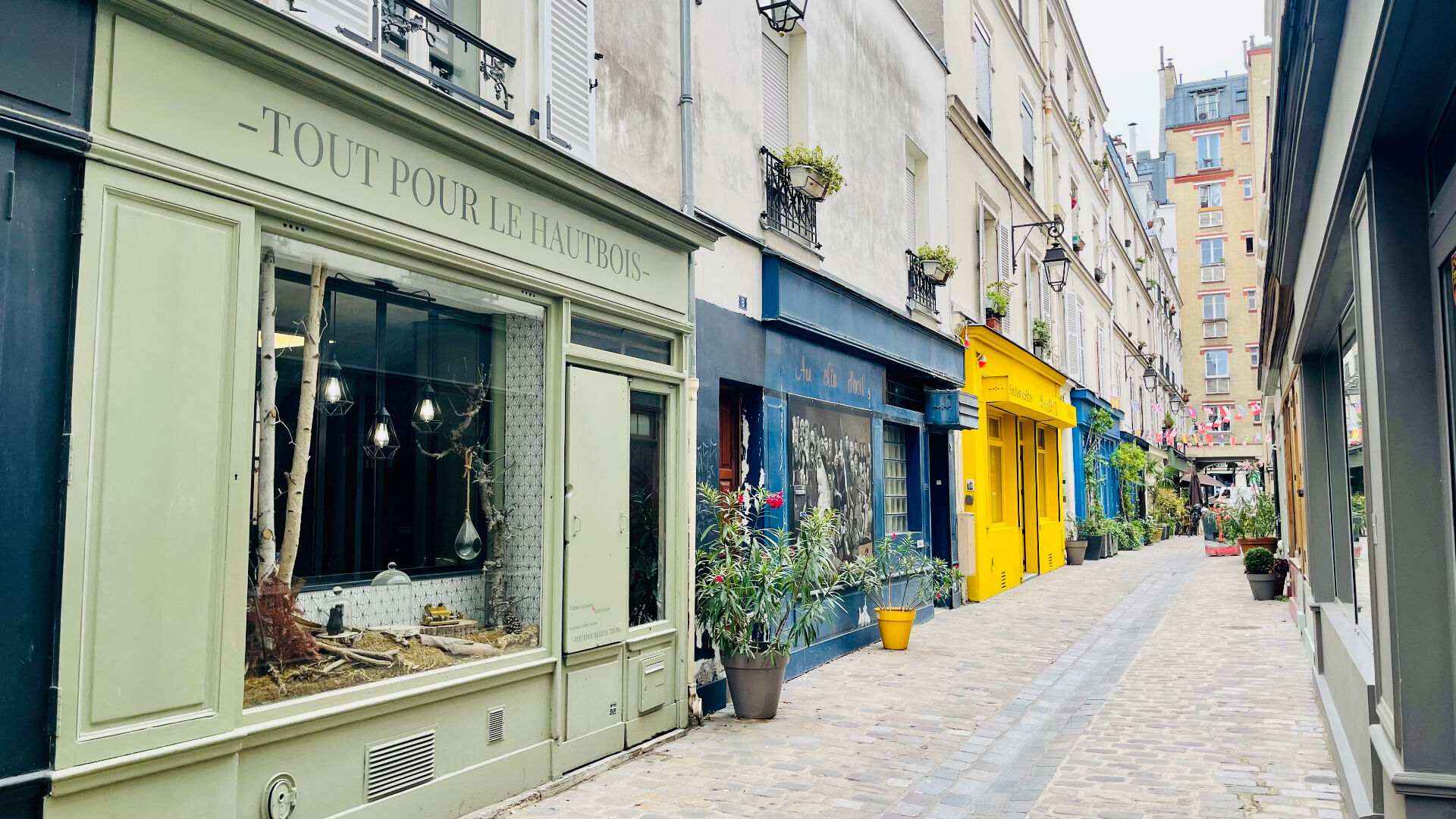Atypique et plein de charme, local commercial à louer dans un passage pavé du 17e 1