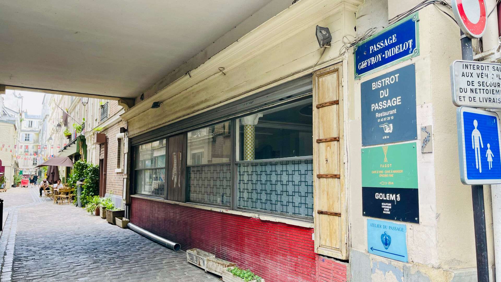 Atypique et plein de charme, local commercial à louer dans un passage pavé du 17e 3