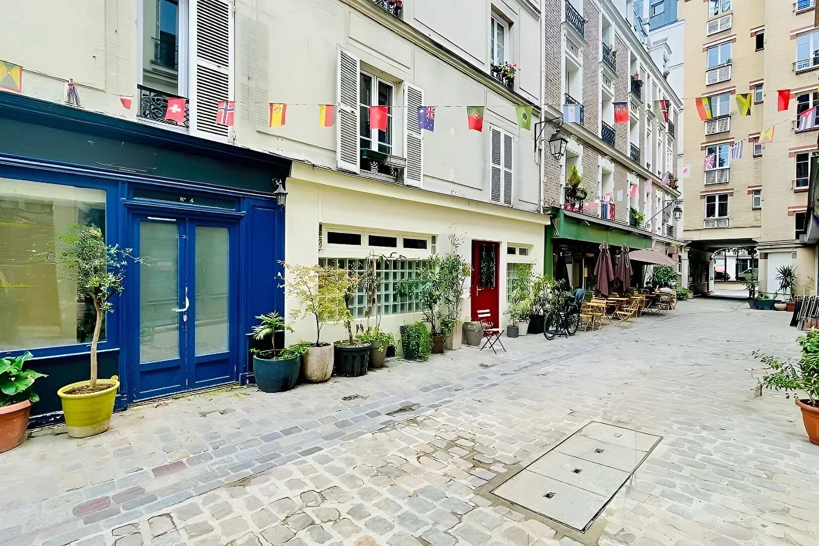 Atypique et plein de charme, local commercial à louer dans un passage pavé du 17e 4