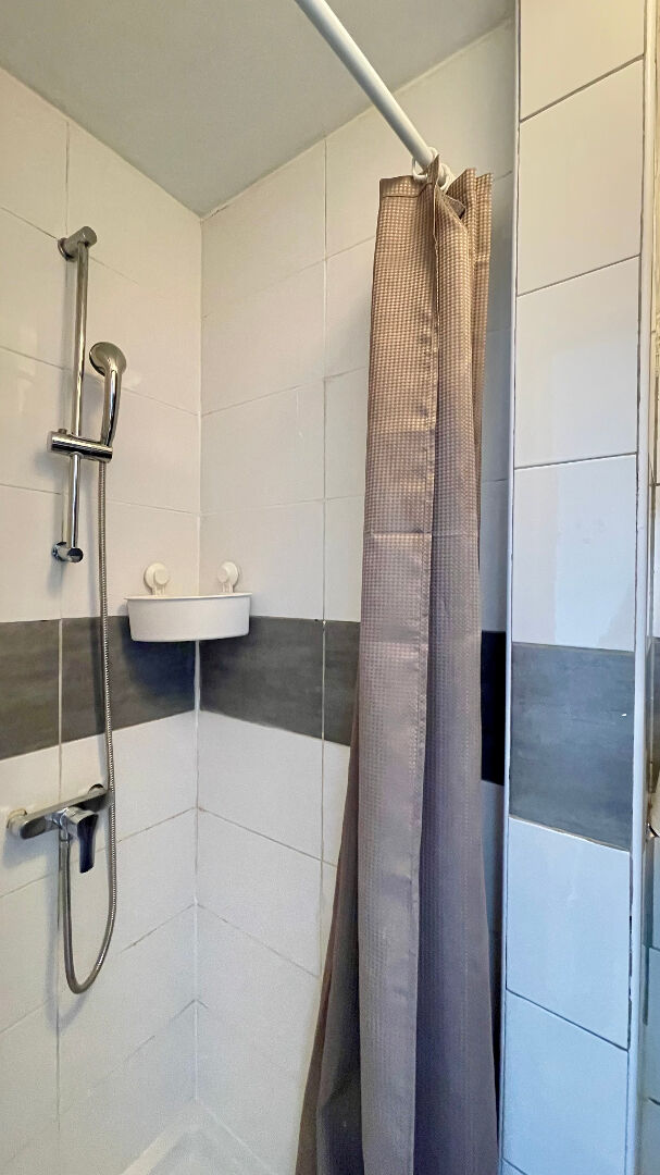 COUP DE COEUR – Appartement de charme 18,80 m² – Rue Berthe en plein Montmartre, excellent DPE D ! 11