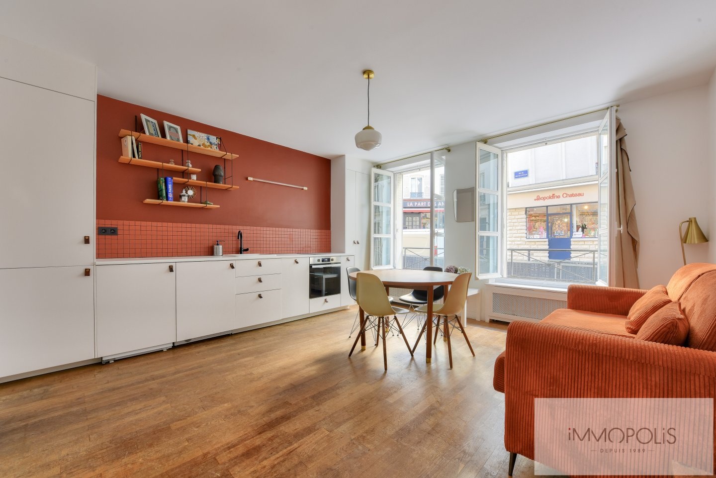 Appartement entièrement rénové par architecte en plein coeur des Abbesses. 1