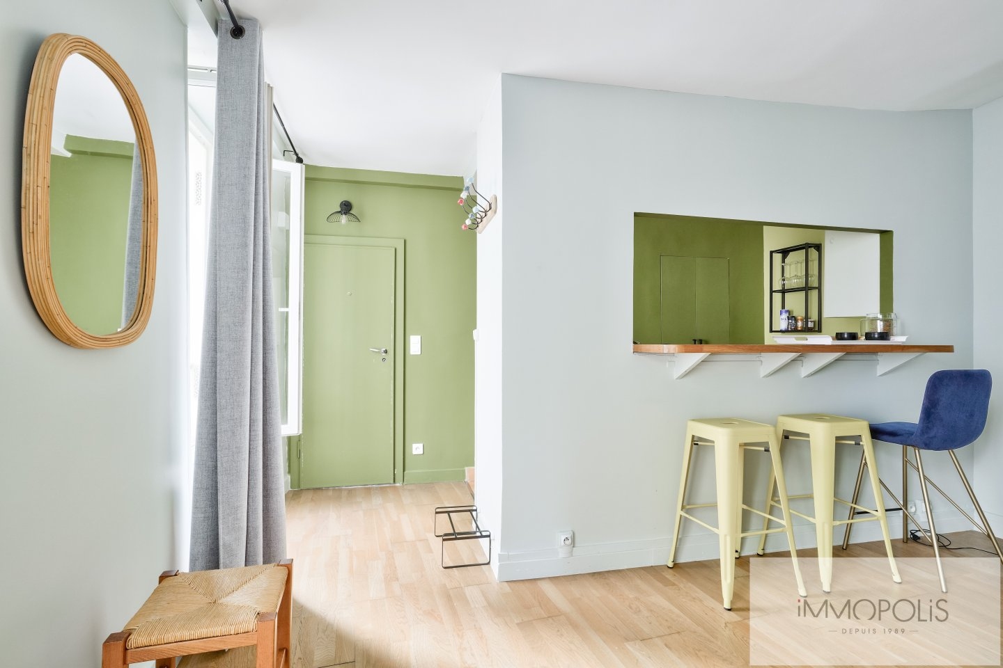 Rue Lepic vue sur le Moulin de la Galette. 10