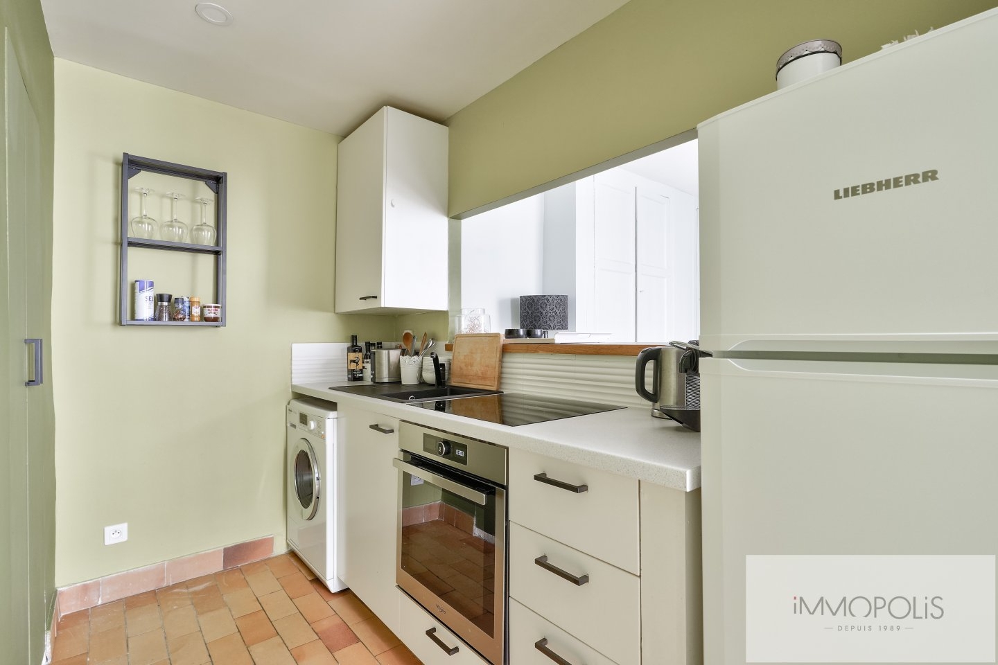 Rue Lepic vue sur le Moulin de la Galette. 13