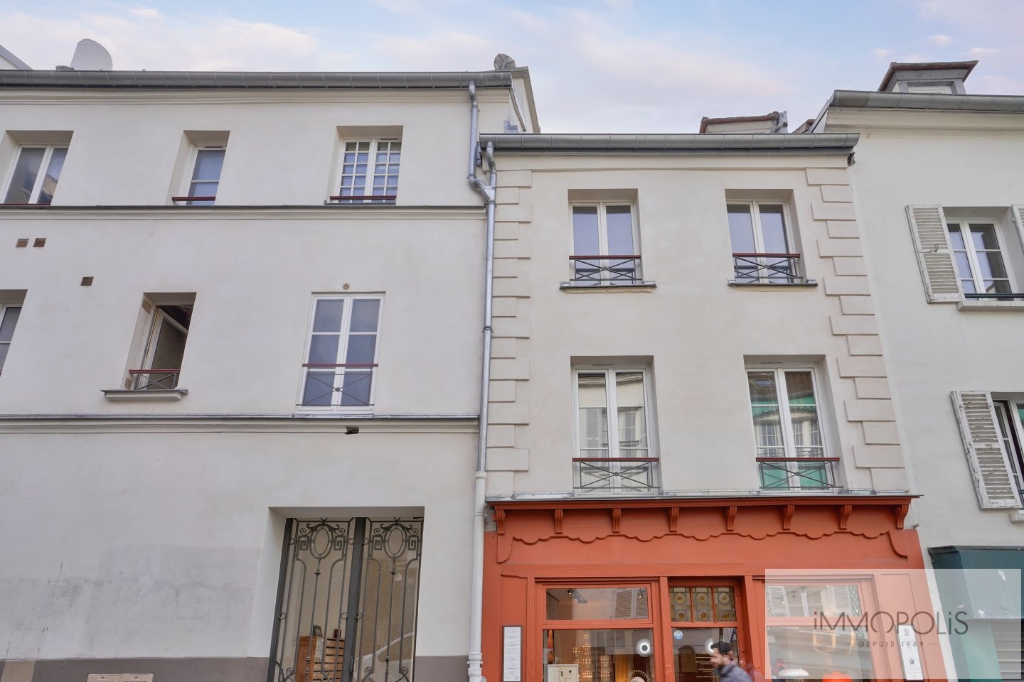 Rue Lepic vue sur le Moulin de la Galette. 16