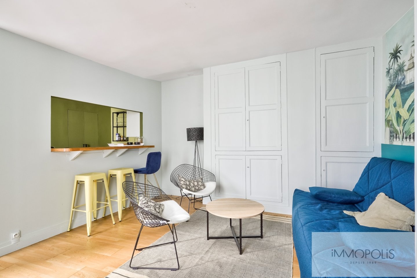 Rue Lepic vue sur le Moulin de la Galette. 9