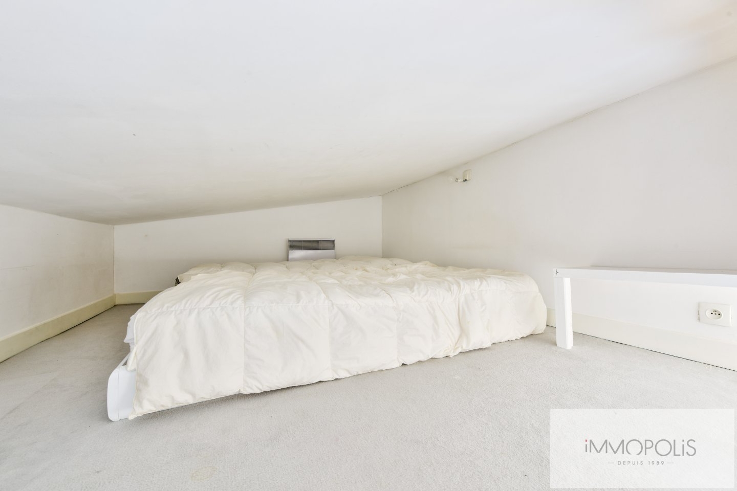 Cité Germain Pilon – Vue dégagée sur tout Paris et la Tour Eiffel – Balcon. 12 Cité Germain Pilon – Vue dégagée sur tout Paris et la Tour Eiffel – Balcon. 12