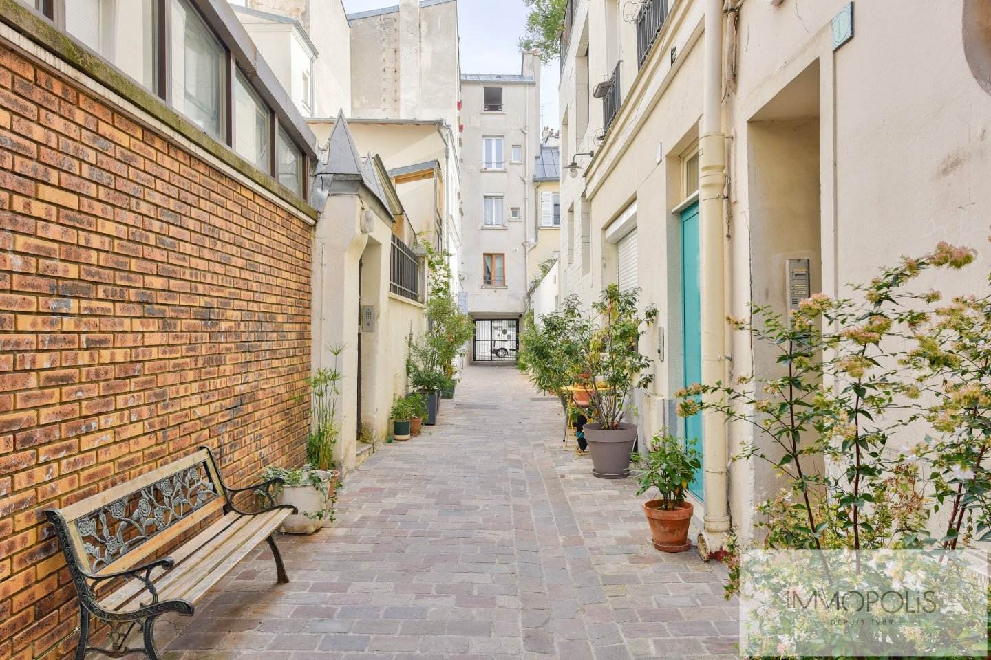 Cité Germain Pilon – Vue dégagée sur tout Paris et la Tour Eiffel – Balcon. 14 Cité Germain Pilon – Vue dégagée sur tout Paris et la Tour Eiffel – Balcon. 14