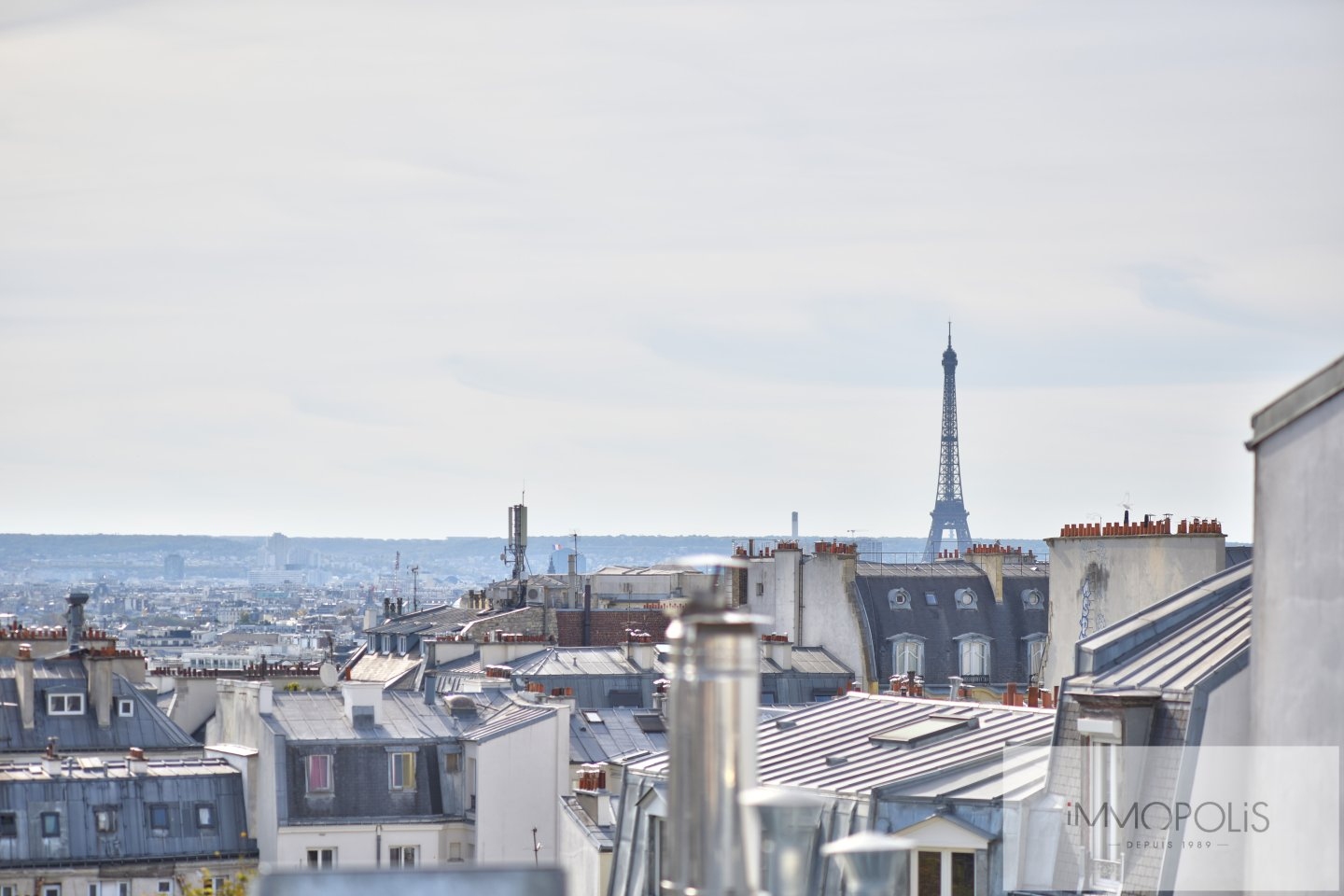 Cité Germain Pilon – Vue dégagée sur tout Paris et la Tour Eiffel – Balcon. 2 Cité Germain Pilon – Vue dégagée sur tout Paris et la Tour Eiffel – Balcon. 2