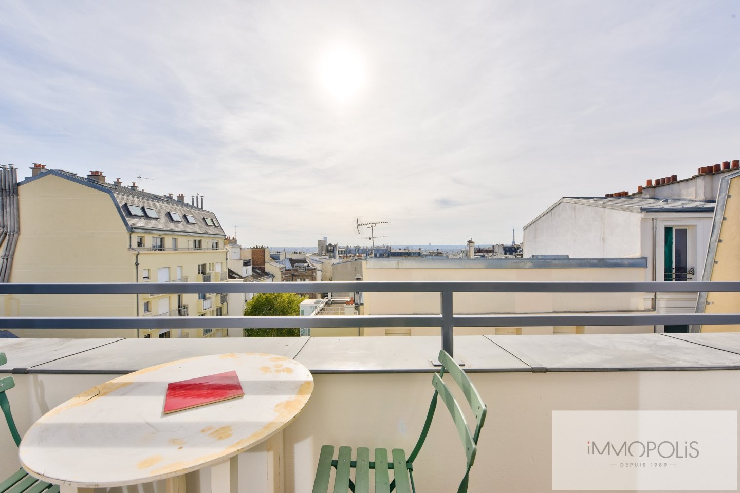 Cité Germain Pilon – Vue dégagée sur tout Paris et la Tour Eiffel – Balcon. 3 Cité Germain Pilon – Vue dégagée sur tout Paris et la Tour Eiffel – Balcon. 3