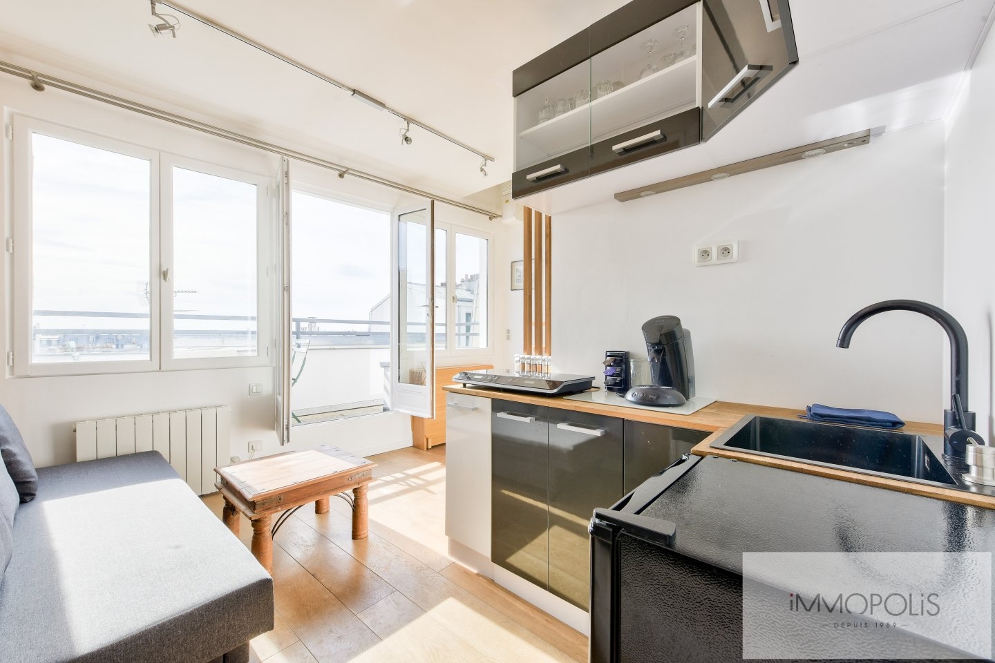 Cité Germain Pilon – Vue dégagée sur tout Paris et la Tour Eiffel – Balcon. 5 Cité Germain Pilon – Vue dégagée sur tout Paris et la Tour Eiffel – Balcon. 5