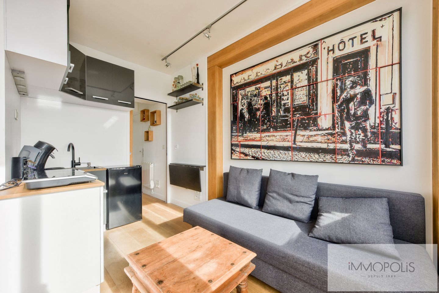 Cité Germain Pilon – Vue dégagée sur tout Paris et la Tour Eiffel – Balcon. 8 Cité Germain Pilon – Vue dégagée sur tout Paris et la Tour Eiffel – Balcon. 8