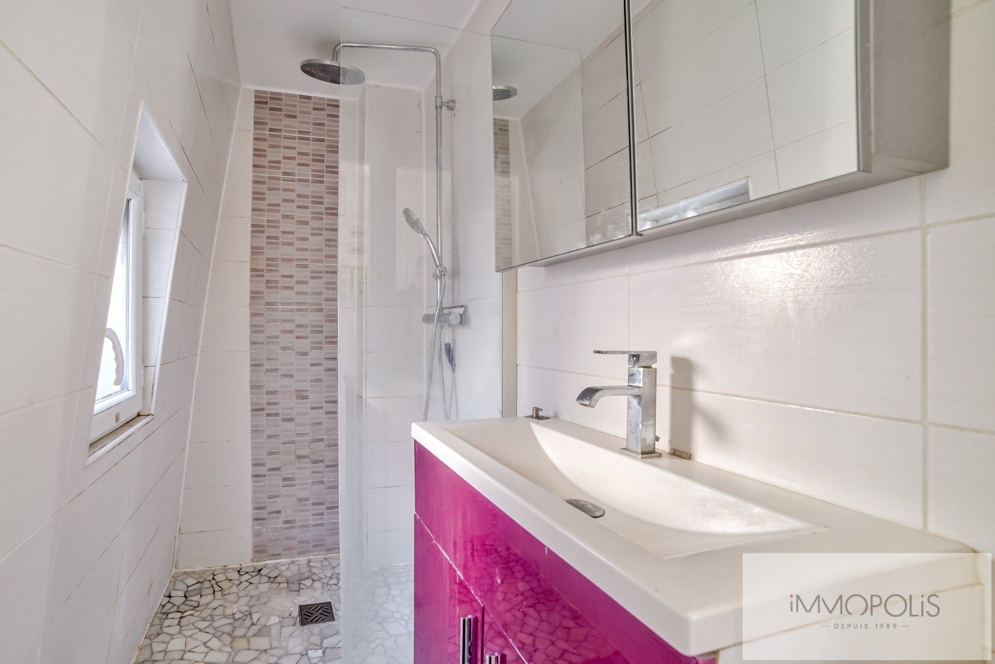 Studio plein de charme au dernier étage ? Paris 18e, Rue du Poteau 9