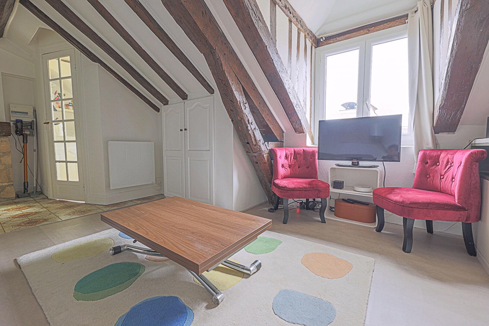 Rare opportunité au coeur du Marais : Studio en dernier étage avec vue imprenable – excellent DPE D ! À découvrir sans tarder ! 1 Rare opportunité au coeur du Marais : Studio en dernier étage avec vue imprenable – excellent DPE D ! À découvrir sans tarder ! 1