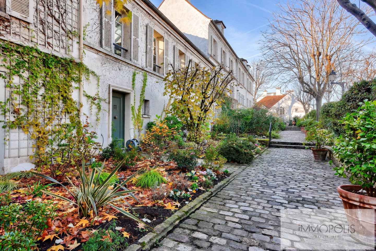 VENDU OCCUPE – Résidence privée du Moulin de la Galette à Montmartre. 3