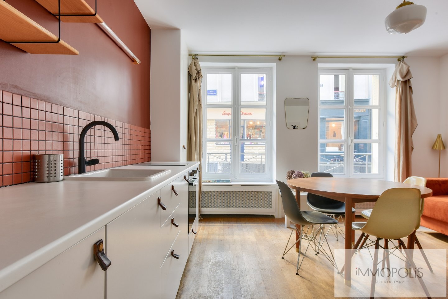 Appartement entièrement rénové par architecte en plein coeur des Abbesses. 4
