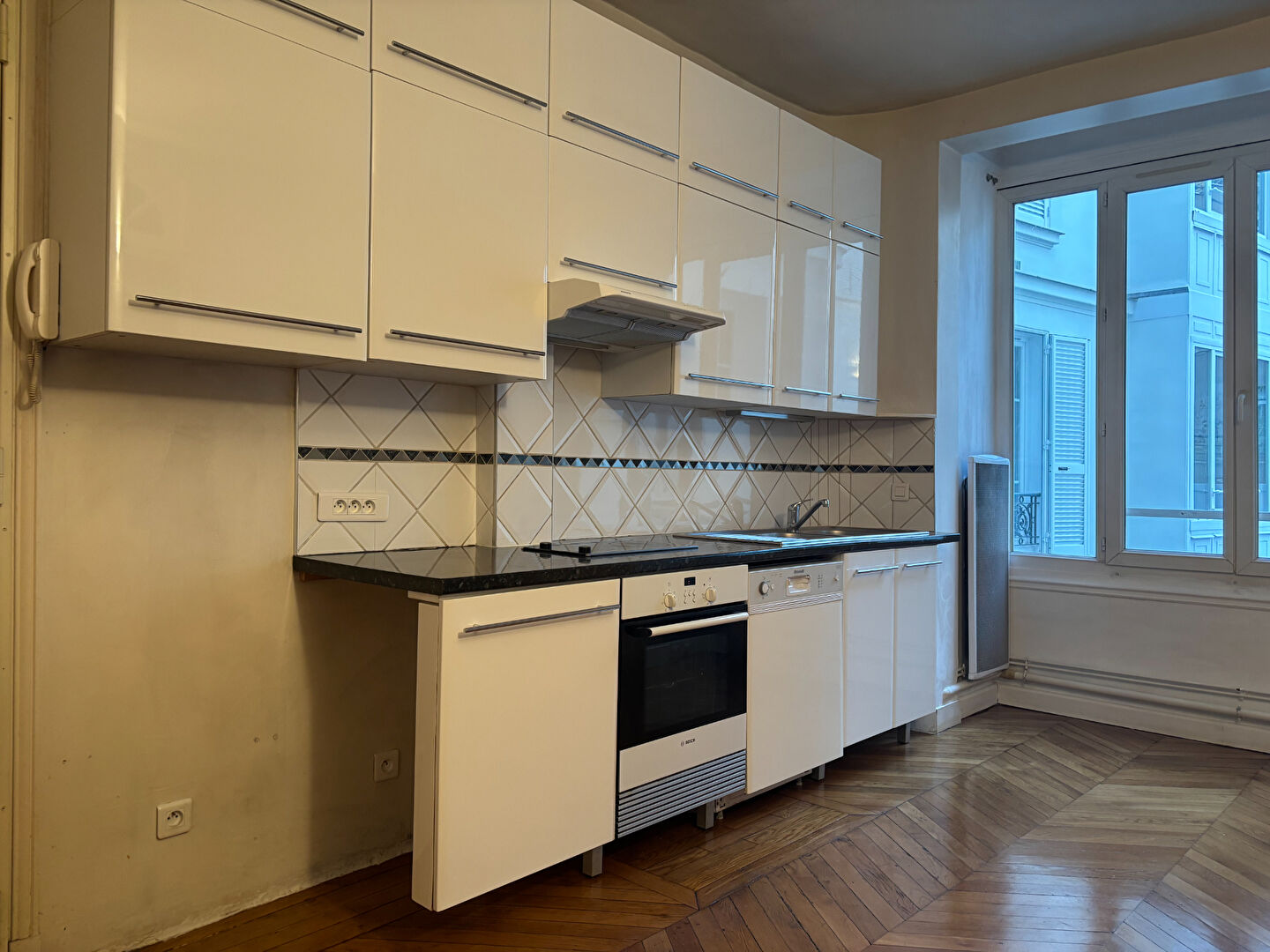 Beaux volumes, balcon plein sud et vue dégagée, 3 pièces + espace bureau, cave 10