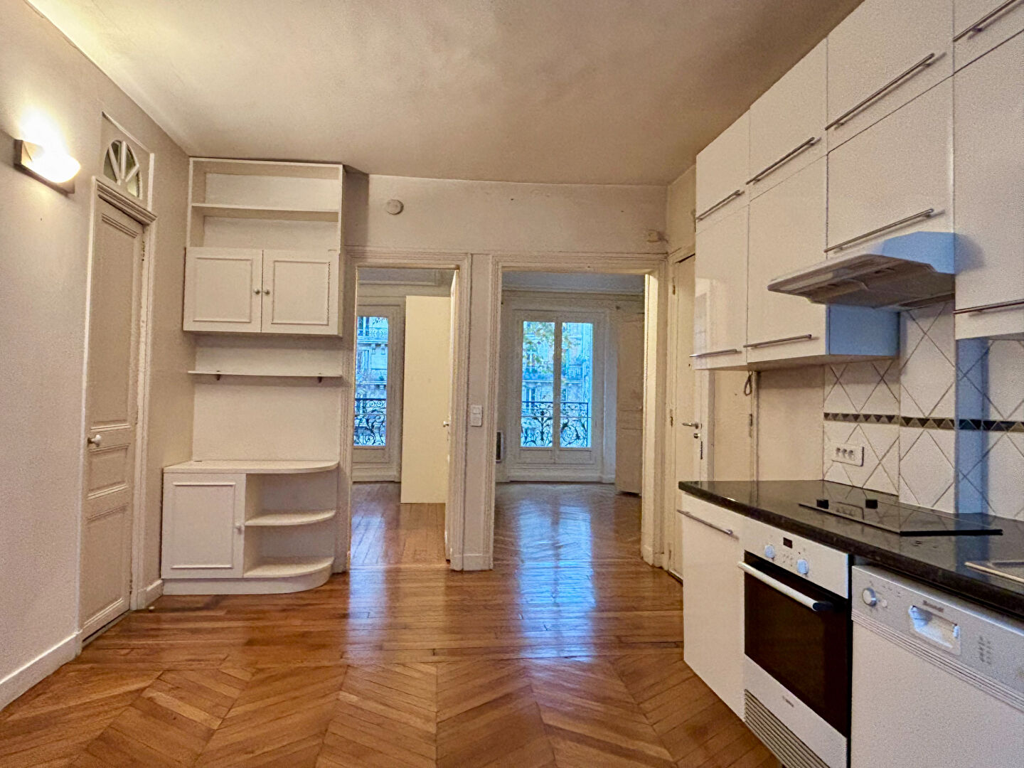 Beaux volumes, balcon plein sud et vue dégagée, 3 pièces + espace bureau, cave 12