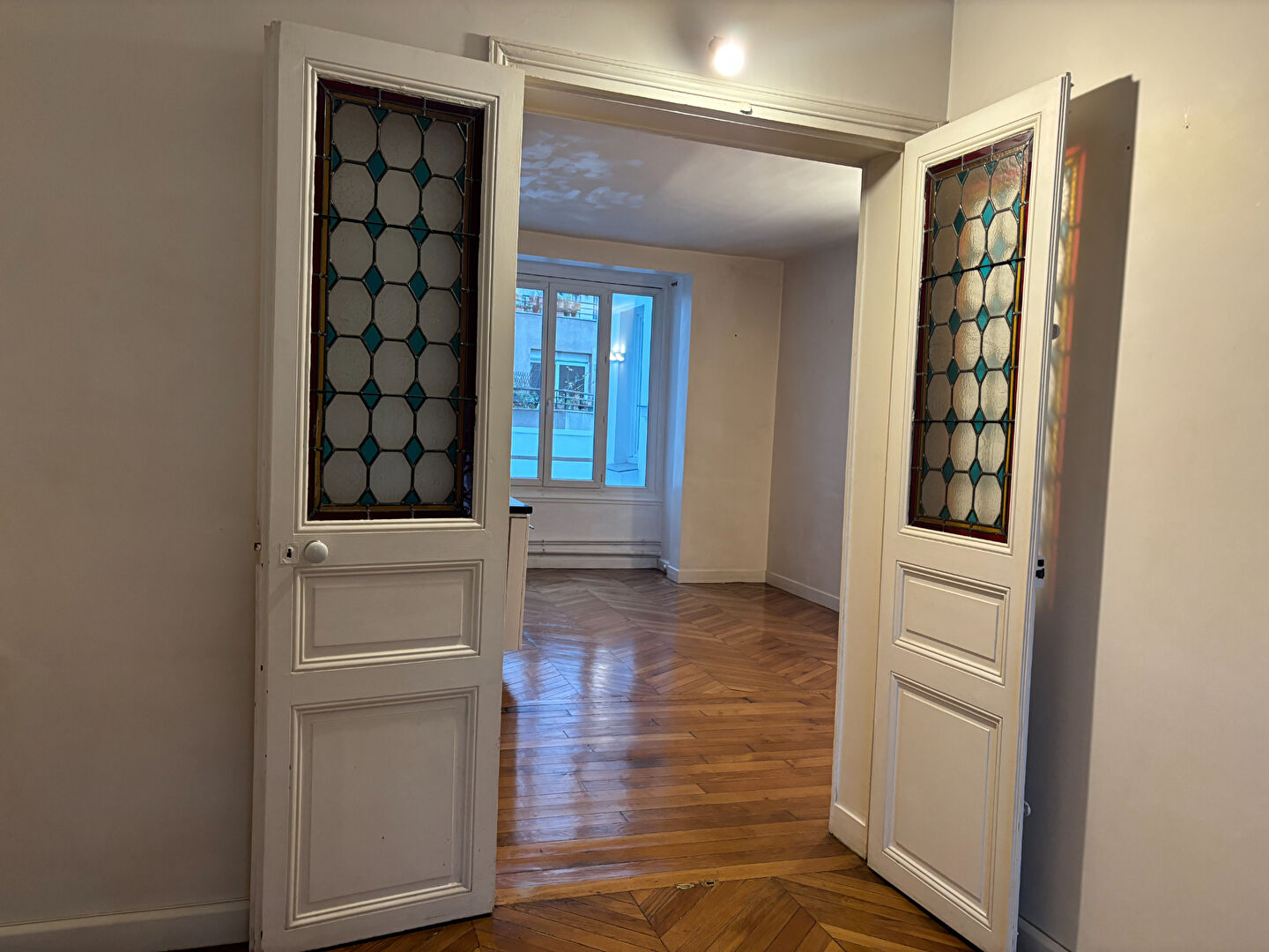 Beaux volumes, balcon plein sud et vue dégagée, 3 pièces + espace bureau, cave 13