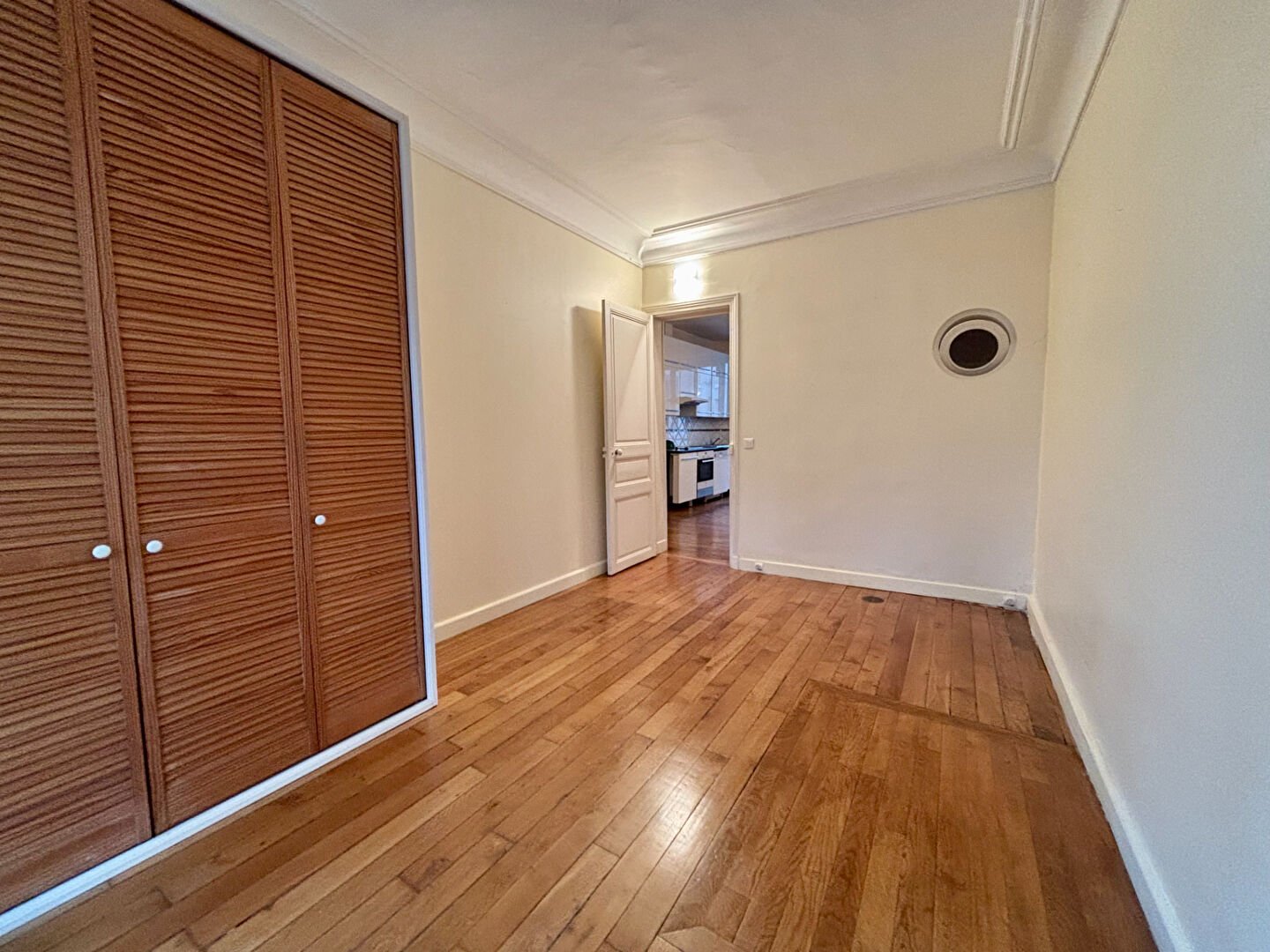 Beaux volumes, balcon plein sud et vue dégagée, 3 pièces + espace bureau, cave 8