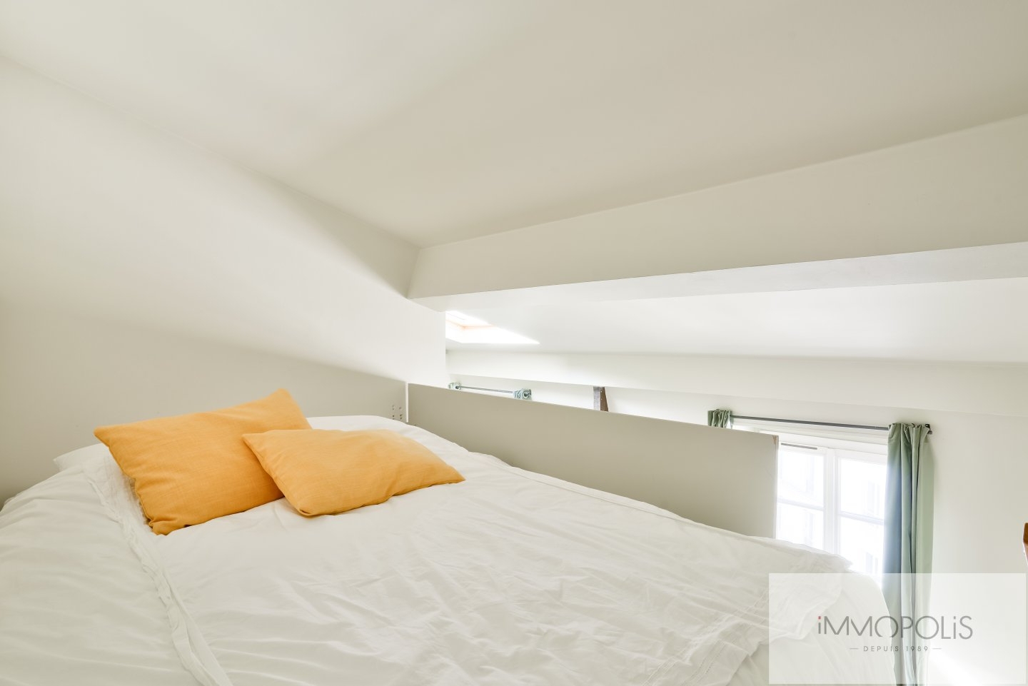 Bright top floor Jules Joffrin sector. 11 Bright top floor Jules Joffrin sector. 11