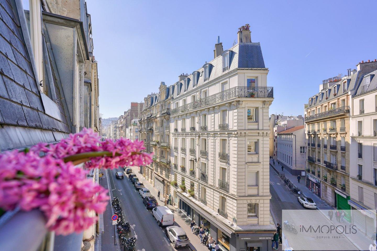 Bright top floor Jules Joffrin sector. 5 Bright top floor Jules Joffrin sector. 5