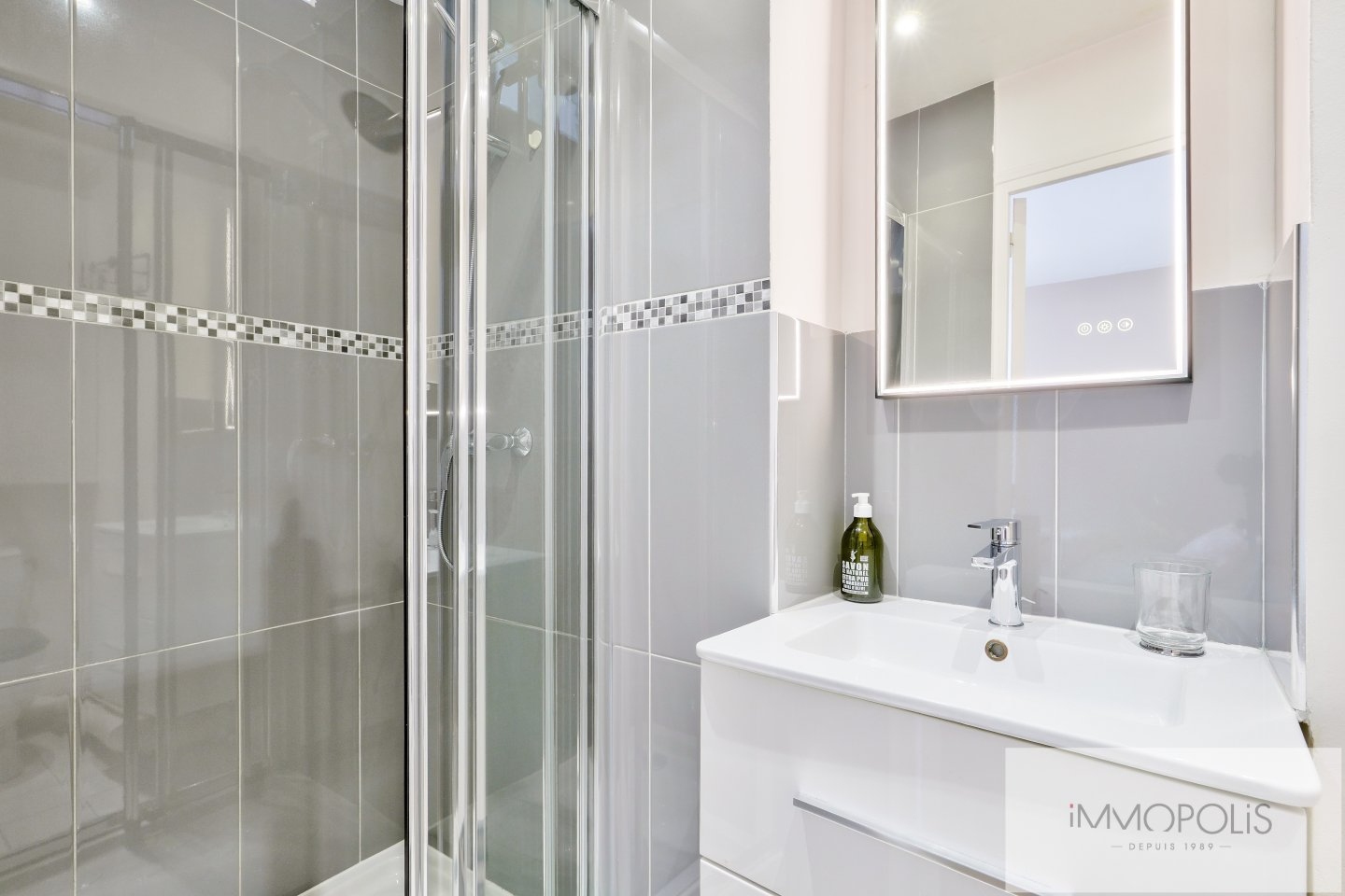 Rue Lepic vue sur le Moulin de la Galette. 14 Rue Lepic vue sur le Moulin de la Galette. 14