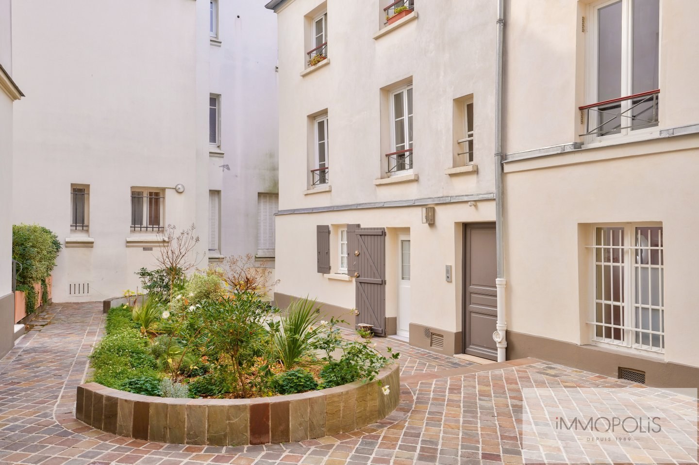 Rue Lepic vue sur le Moulin de la Galette. 15 Rue Lepic vue sur le Moulin de la Galette. 15