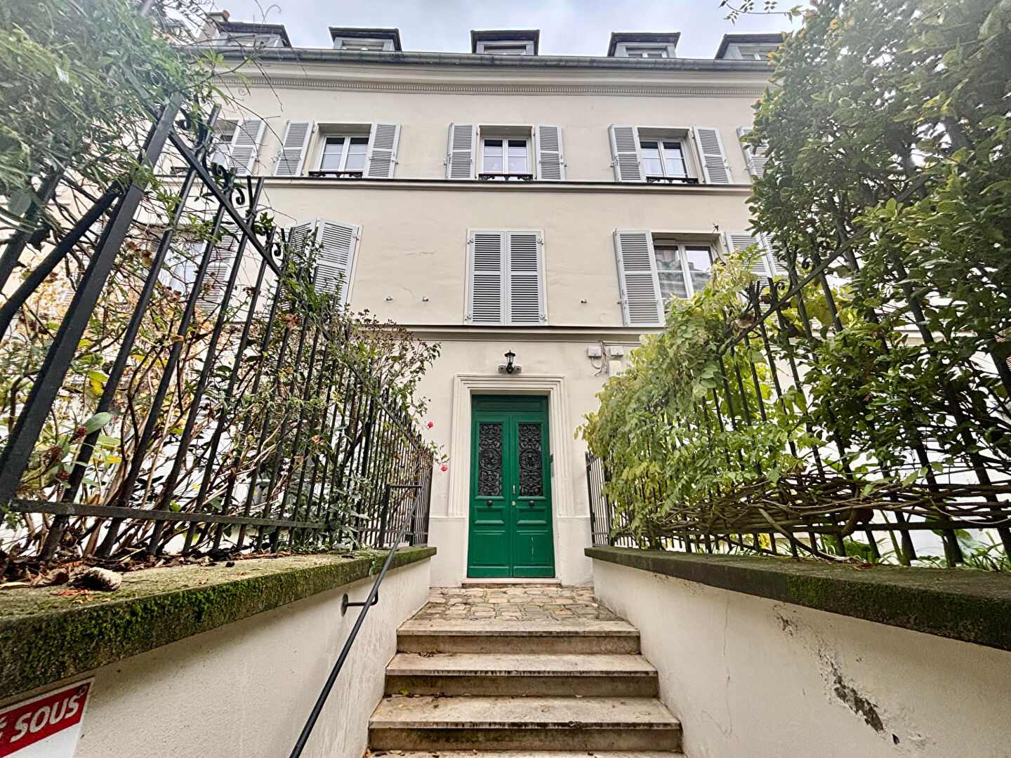 Abbesses – Bateau Lavoir : 3 pièces rénové avec vue dégagée 2 Abbesses – Bateau Lavoir : 3 pièces rénové avec vue dégagée 2