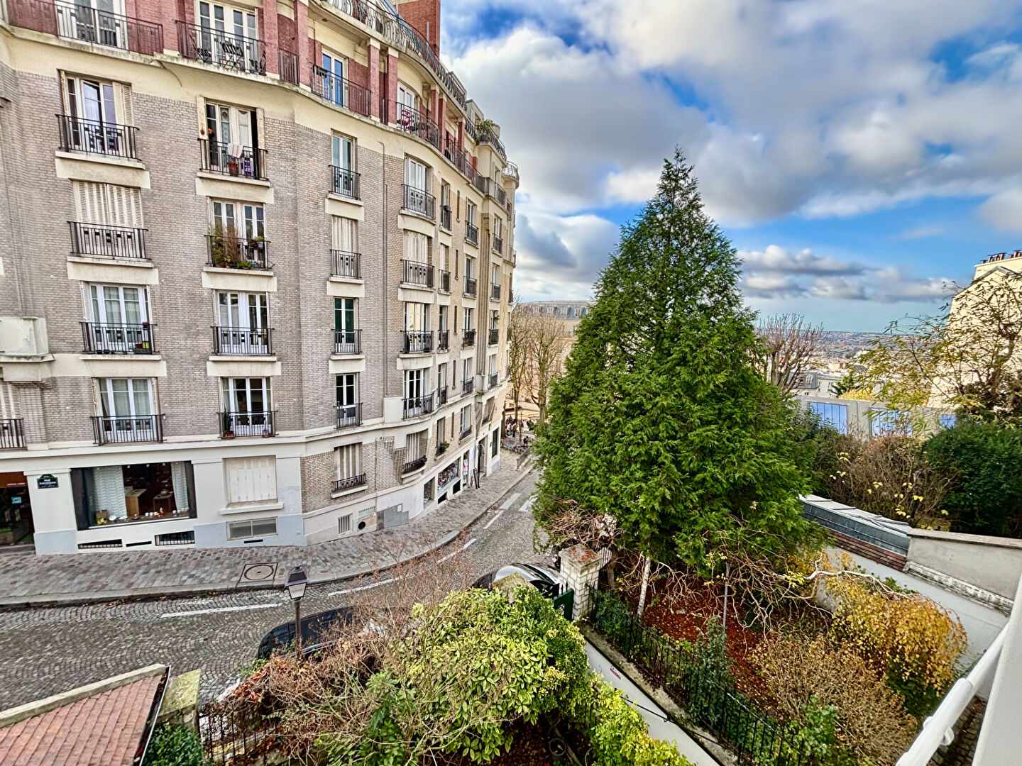 Abbesses – Bateau Lavoir : 3 pièces rénové avec vue dégagée 1