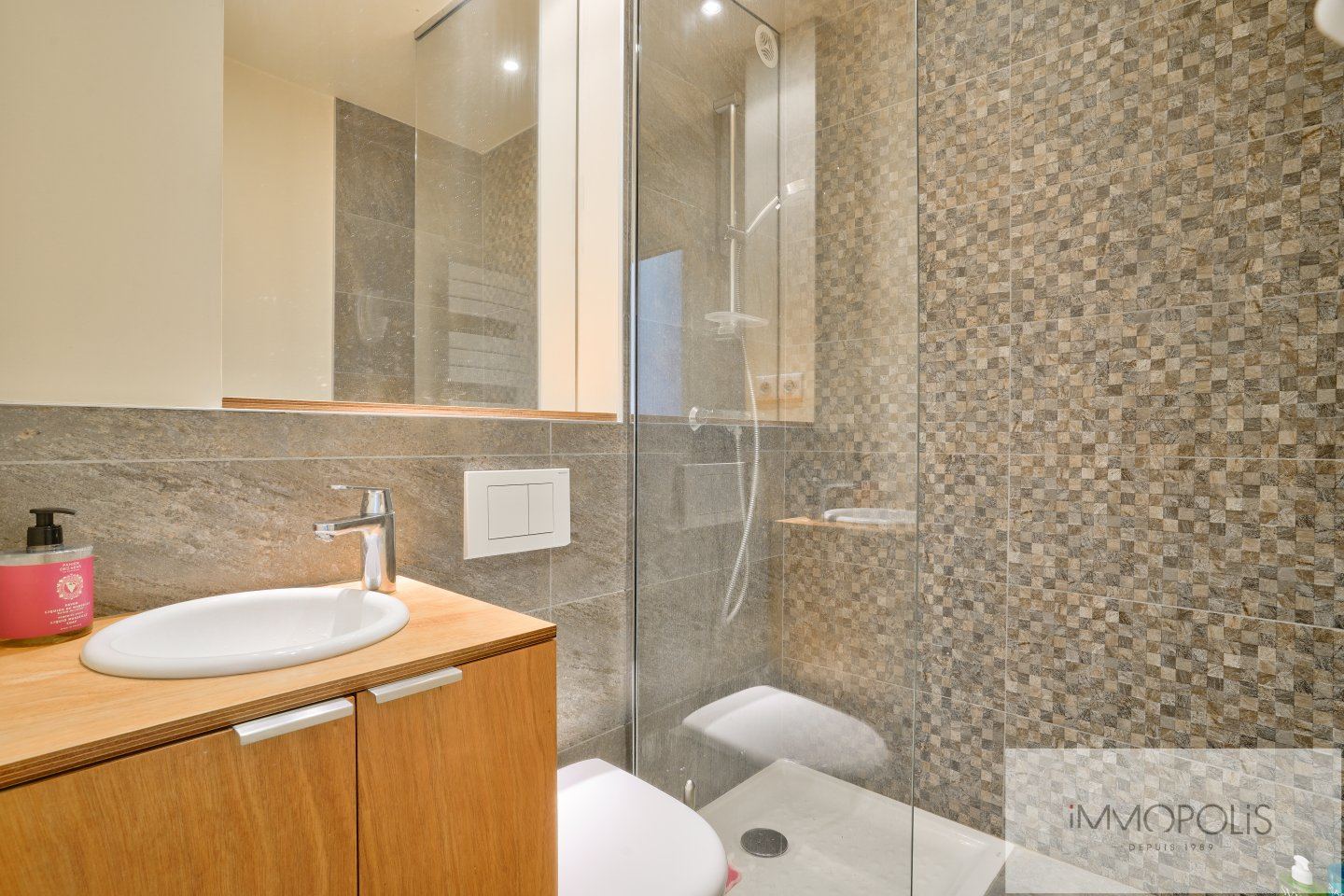 Bright top floor in the Jules Joffrin sector. 12