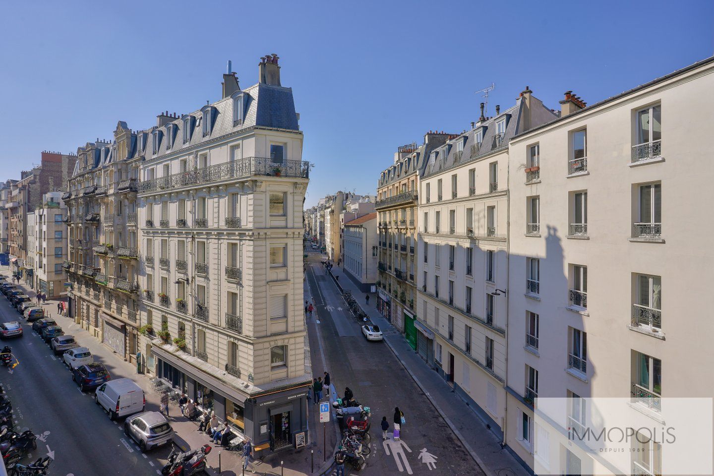 Bright top floor in the Jules Joffrin sector. 13