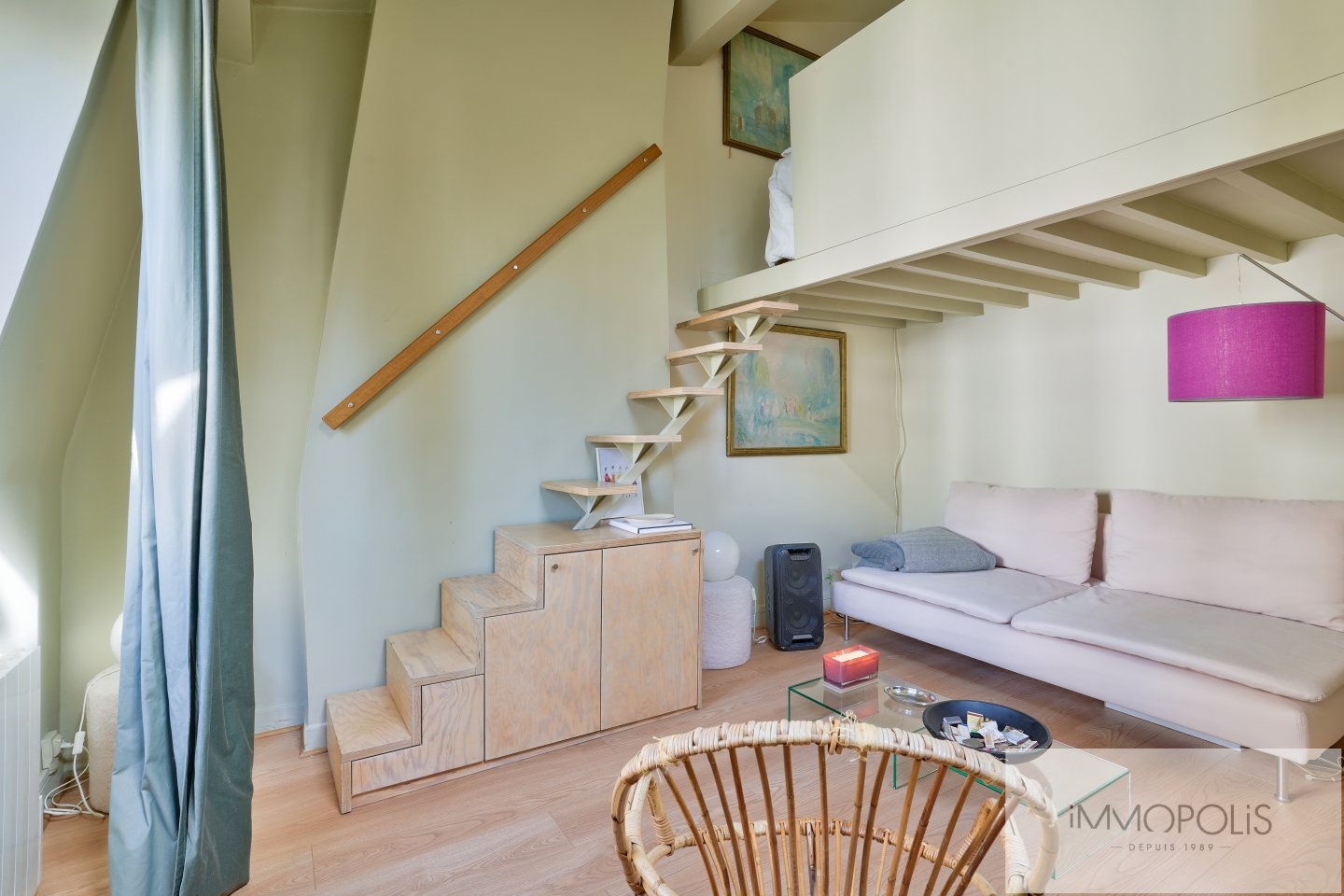 Bright top floor in the Jules Joffrin sector. 9