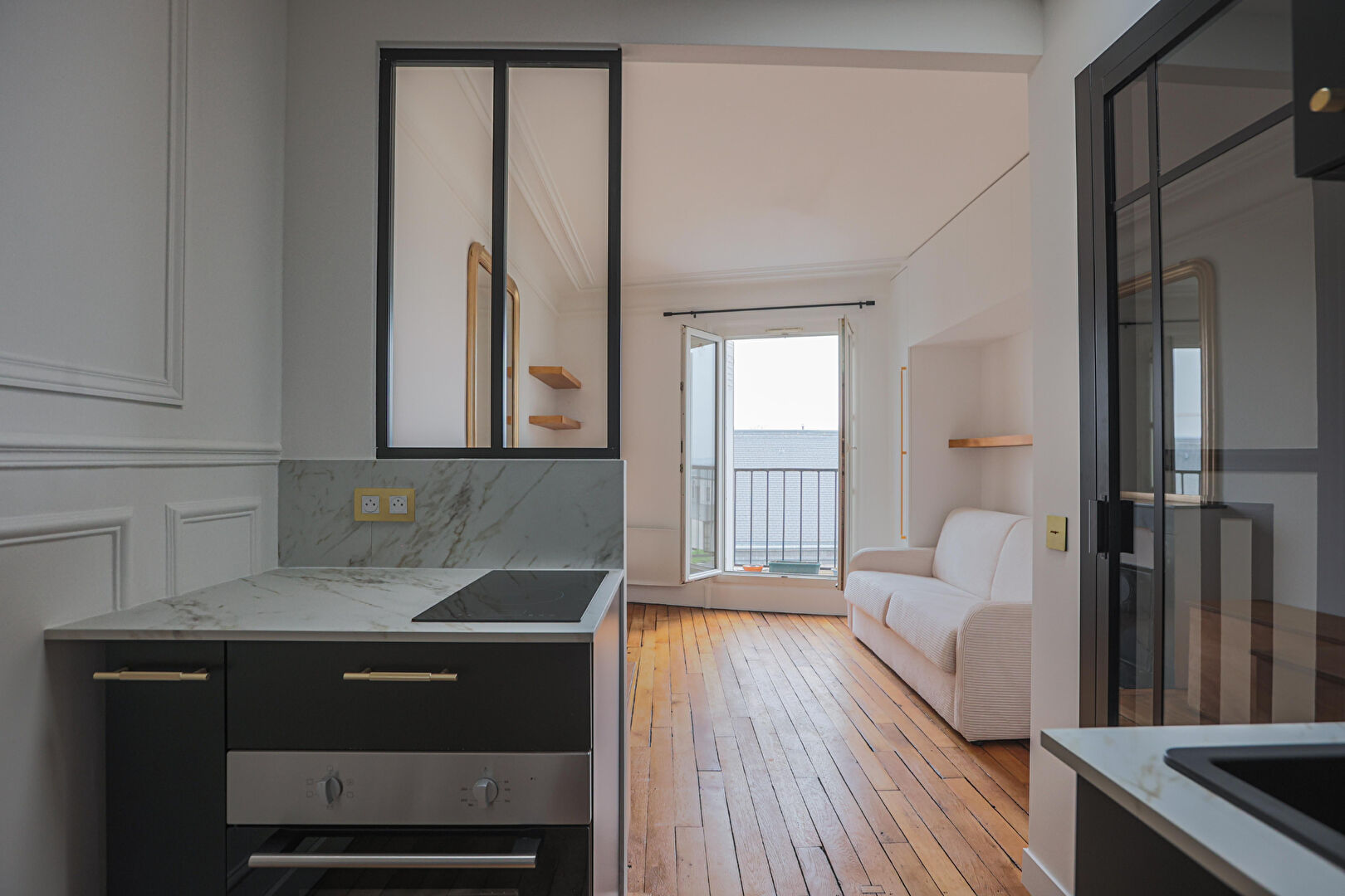 Top floor studio with balcony. 3